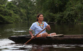 Femme indigène sur le fleuve Amazone