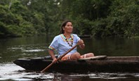 Femme indigène sur le fleuve Amazone