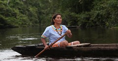 Femme indigène sur le fleuve Amazone