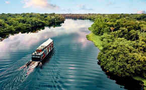 Aria Amazon cruising on the river 