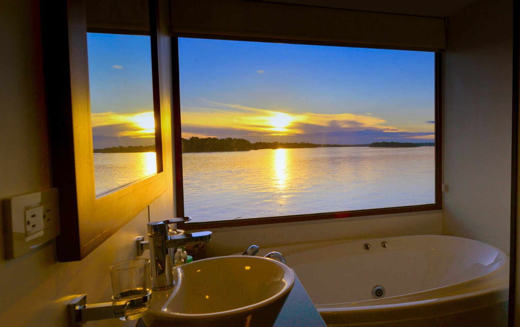 Deluxe Suite Bathroom 2