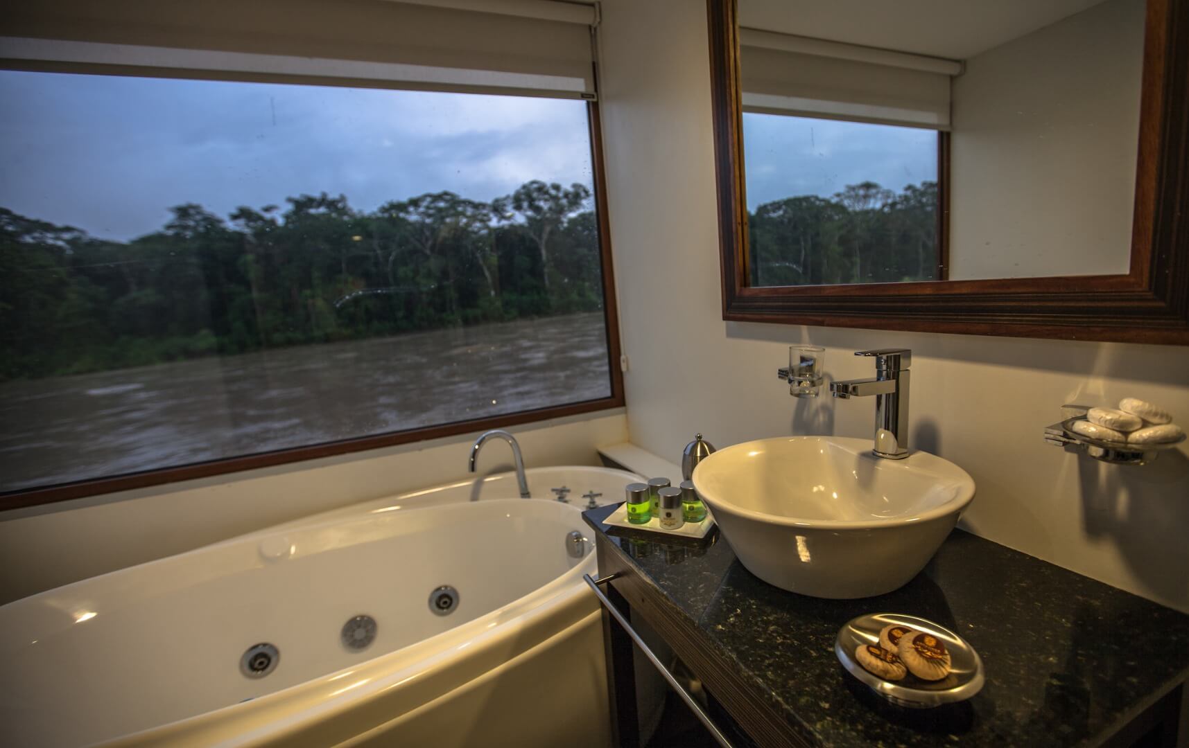 Deluxe Suite Bathroom 3