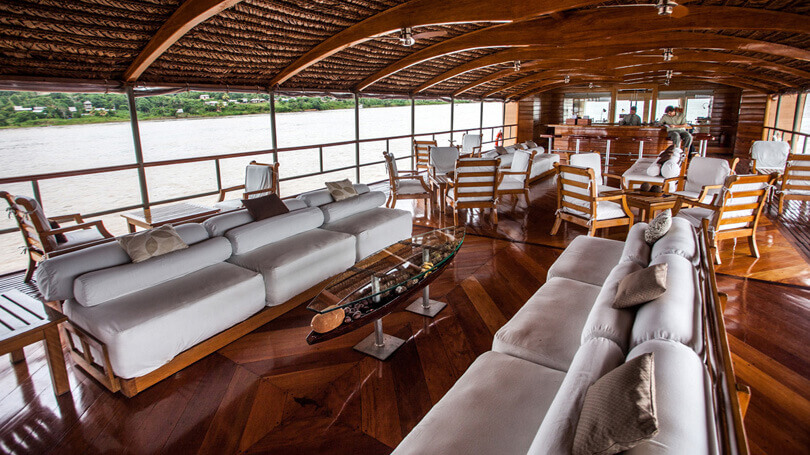 Delfin II sun deck for al fresco dining
