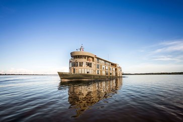 Delfin III sailing on the Amazon River