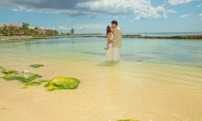pueve-omni-puerto-aventuras-bride-and-groom-beach.jpg