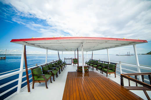 The spacious sun deck