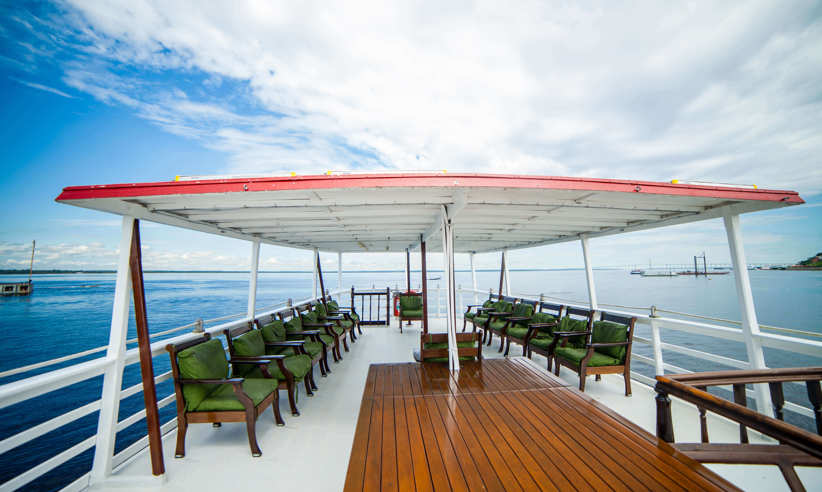 The spacious sun deck