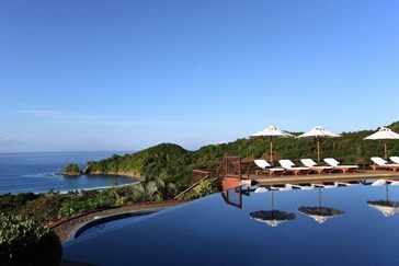 Luxury lodge with infinity pool overlooking the coast