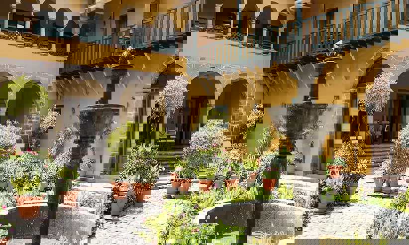 Mon Gst Courtyard06 1600X708