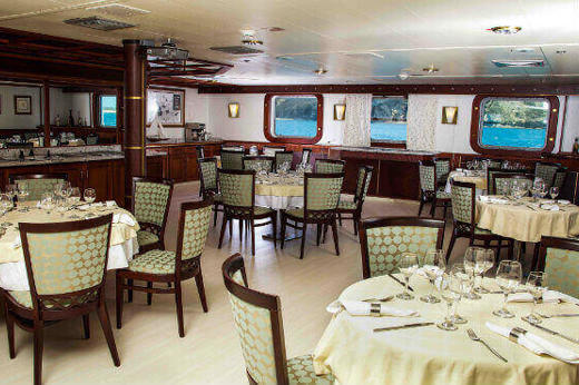 Isabela II's elegant dining room