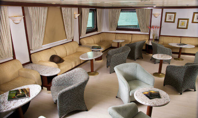 Isabela II's spacious lounge to relax and meet fellow travellers
