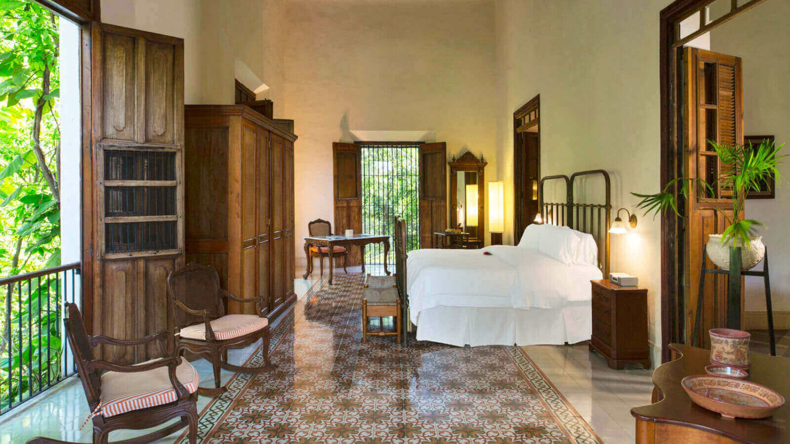 lux1378gr-156086-Patrons-Room.jpg