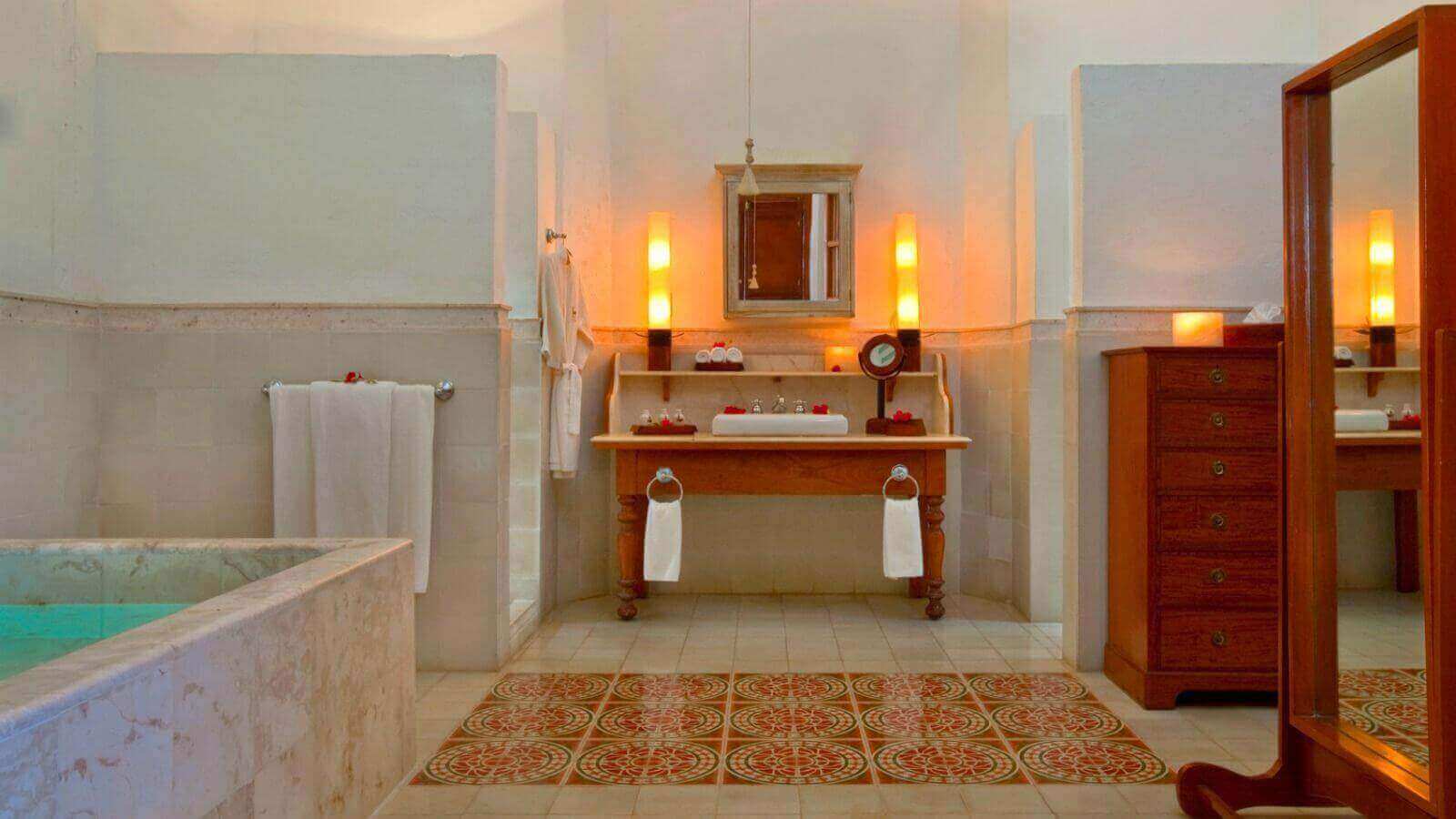 lux1378gb-91258-Jr-Suite-Bathroom.jpg