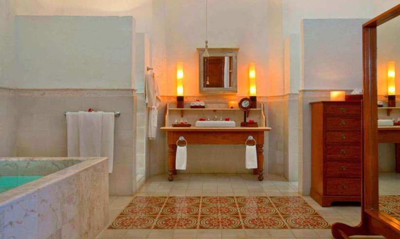lux1378gb-91258-Jr-Suite-Bathroom.jpg