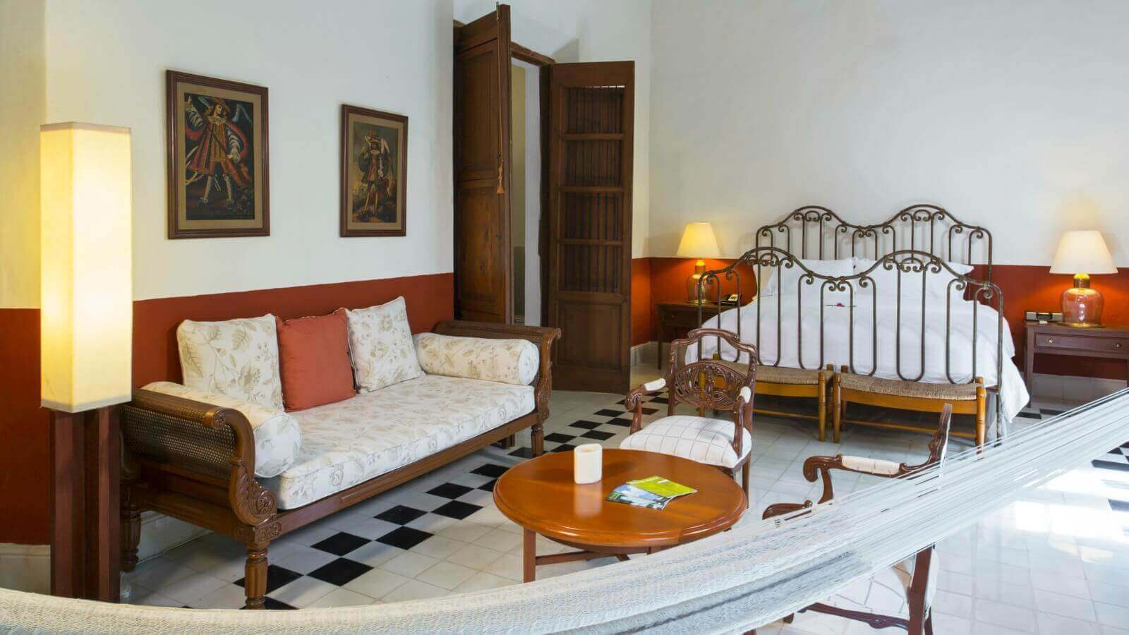 lux1378gr-156082-One-King-Bed-Room.jpg