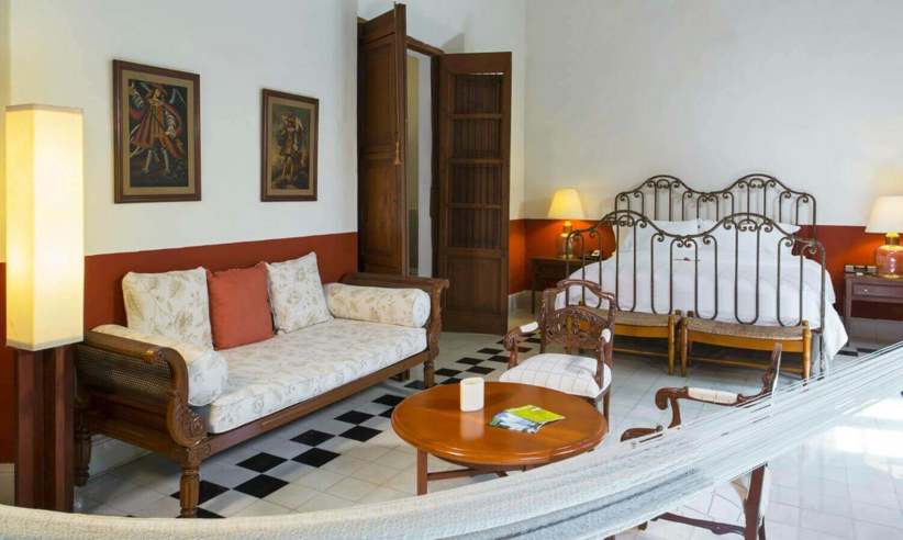 lux1378gr-156082-One-King-Bed-Room.jpg