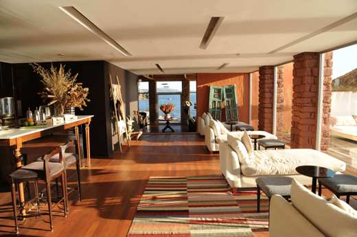 The stunning lounge 