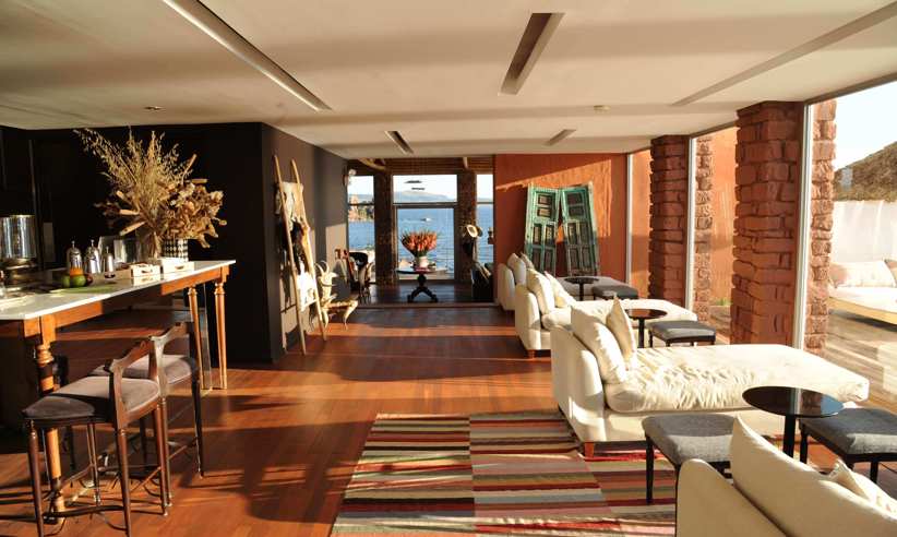 The stunning lounge 