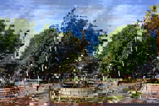 Pleasant squares with gardens, shade and monuments