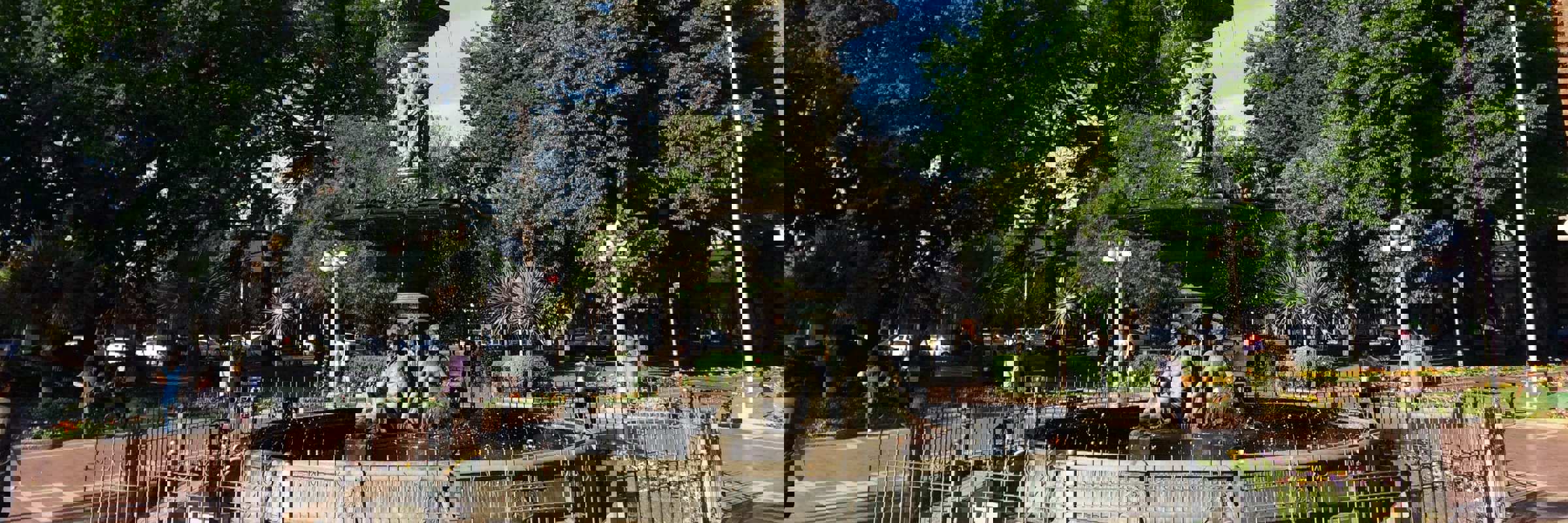 Pleasant squares with gardens, shade and monuments