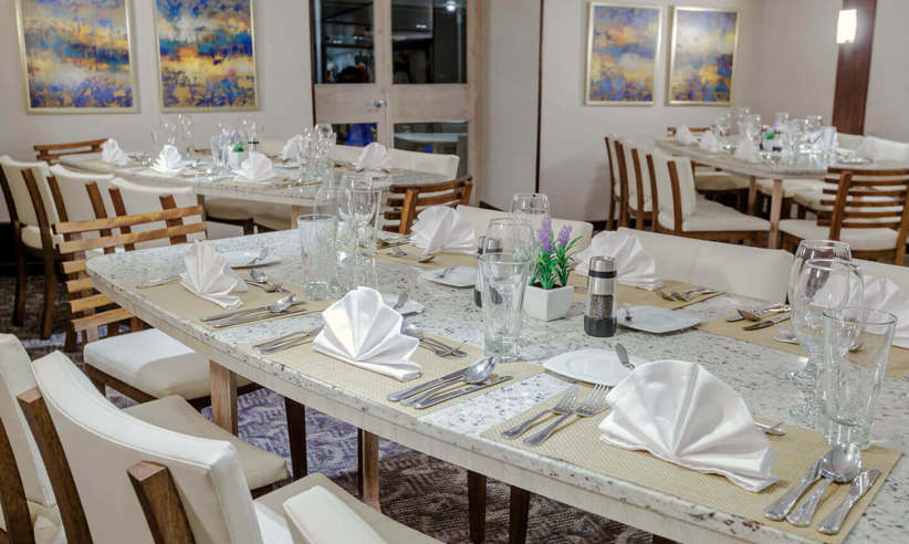 The elegant dining room serves exquiste local and international cuisine