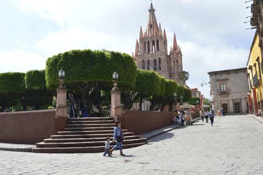 View of the Parroquia de San Miguel Arcangel and the main square ( Jardin Principal) in San Miguel de Allende, Mexico. 