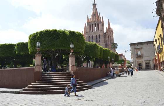 View of the Parroquia de San Miguel Arcangel and the main square ( Jardin Principal) in San Miguel de Allende, Mexico. 