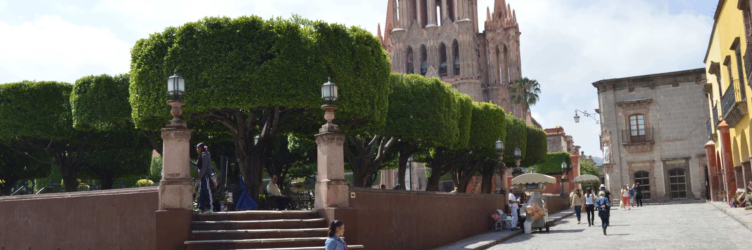View of the Parroquia de San Miguel Arcangel and the main square ( Jardin Principal) in San Miguel de Allende, Mexico. 