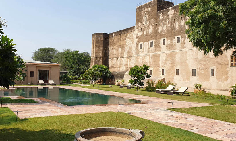 Deeppura Garh Pool And View