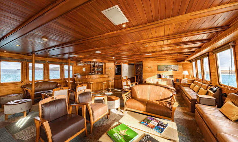 Coral I bar and lounge