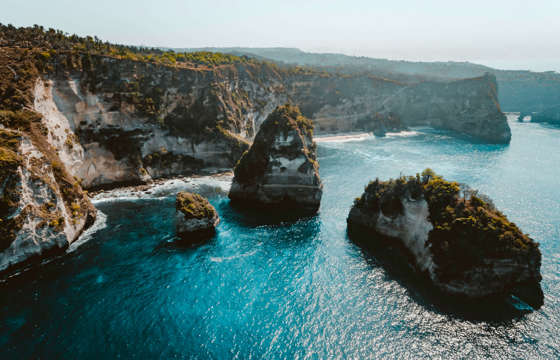 Limestone cliffs and turquoise waters at Diamond Beach on Nusa Penida, a scenic island off the coast of Bali, Indonesia.
