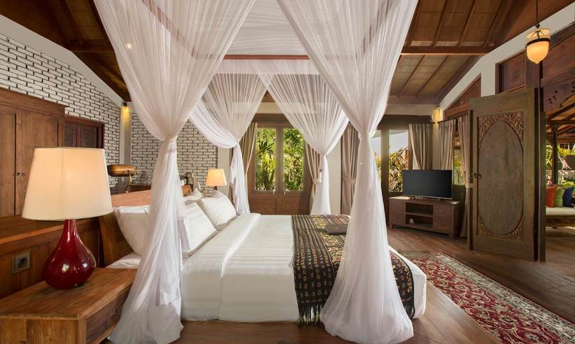 Deluxe Beach Front Villa 2