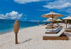 04 Gili Trawangan Lombok Hotel Rooms Facilities Beach Beachfront Ocean Sun Chair White Sand