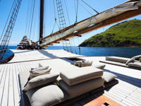 Amandira yacht sundeck