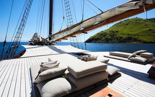 Amandira yacht sundeck