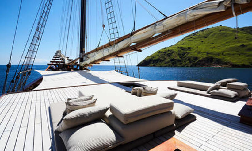 Amandira yacht sundeck