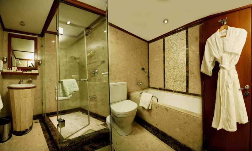 Suite bathroom