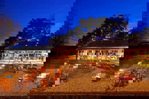 The terrace at night 