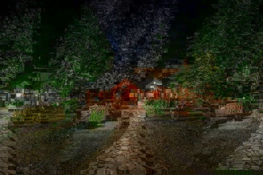 Pousada Do Parque at night 