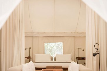 10 spacious, luxury tents