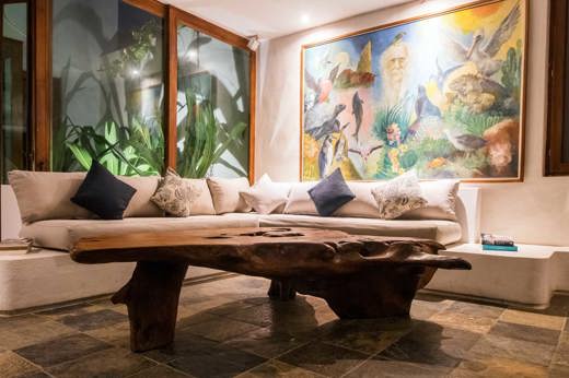Spacious lounge 