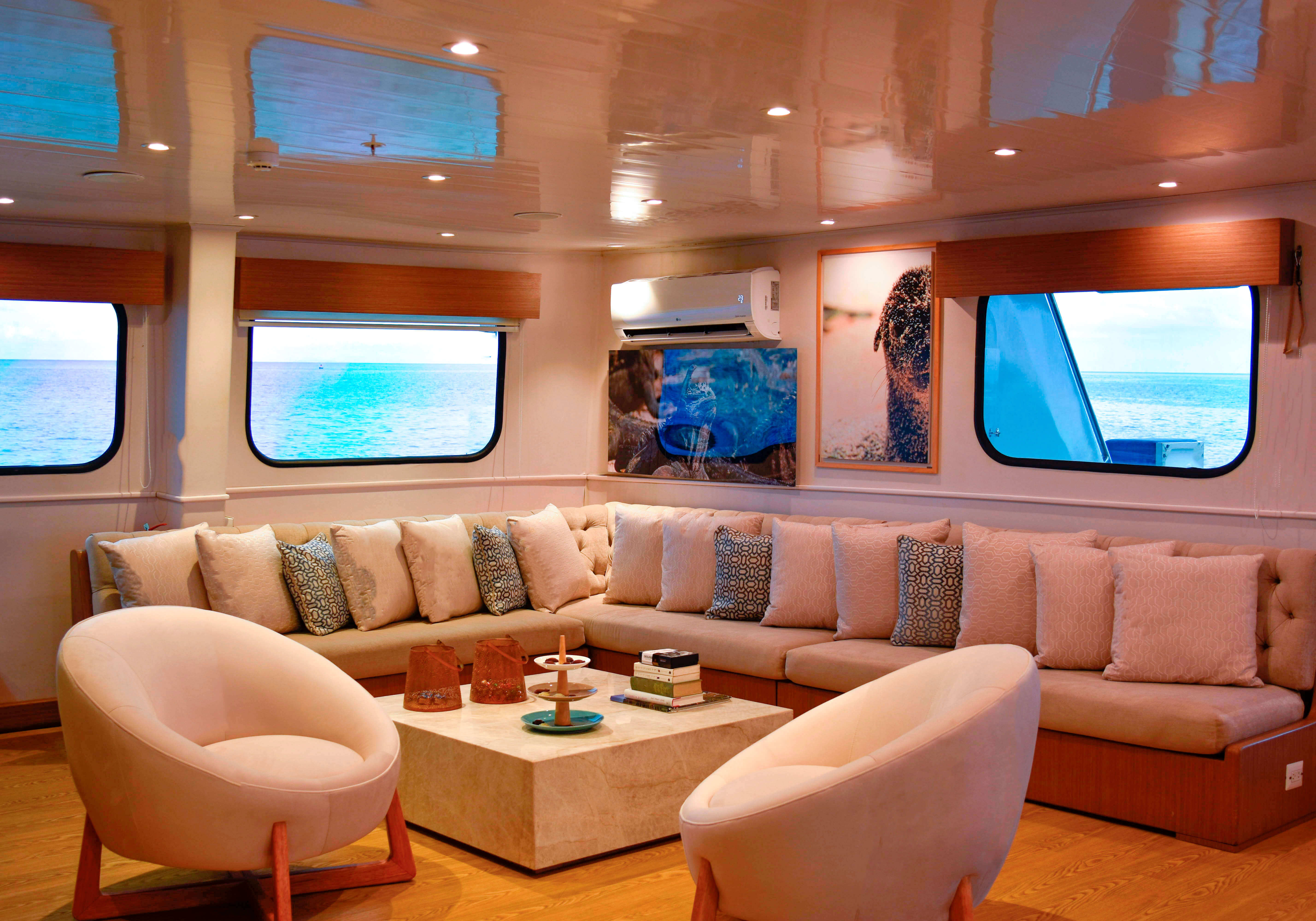 Indoor lounge 