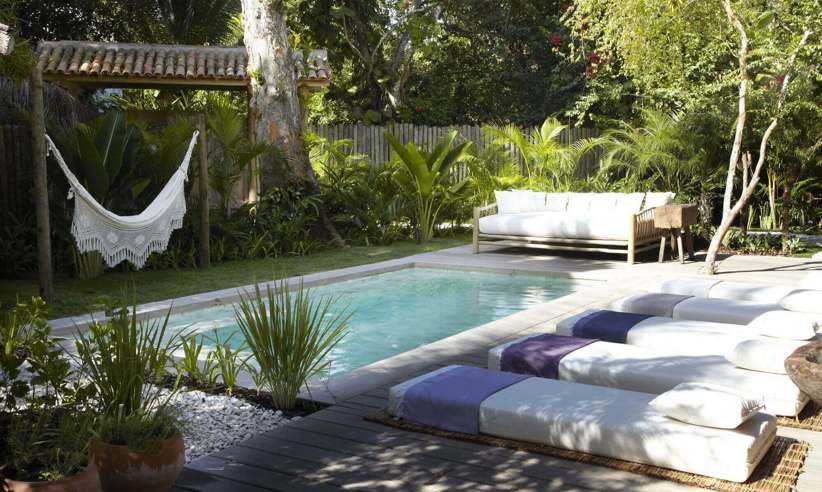 The lush garden and gorgeous pool