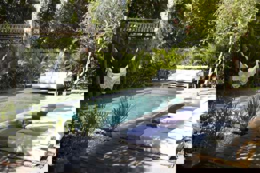 The lush garden and gorgeous pool