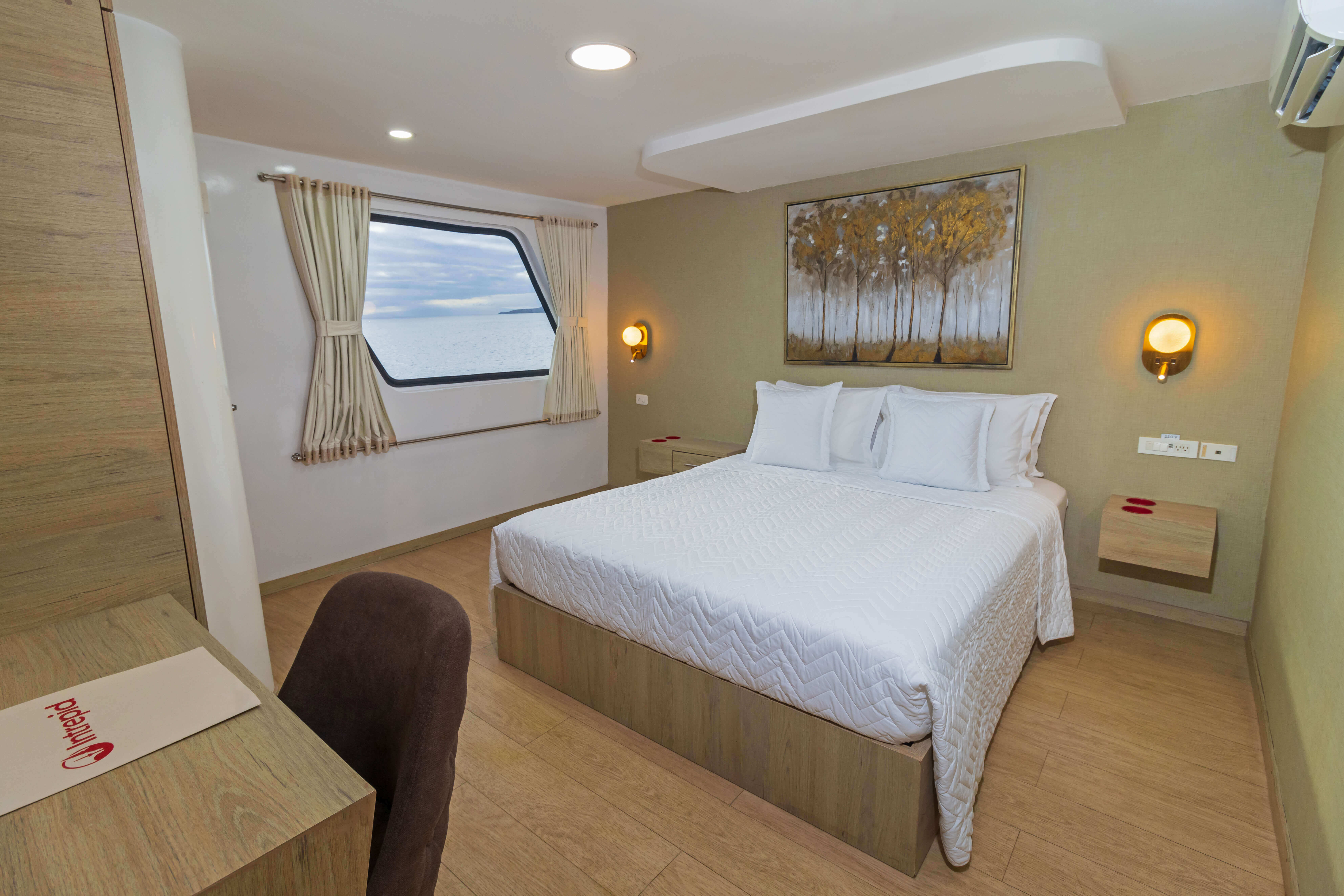 Double cabin, upper deck
