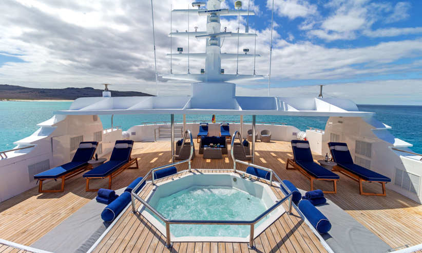 The spacious sun deck