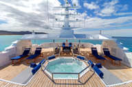The spacious sun deck