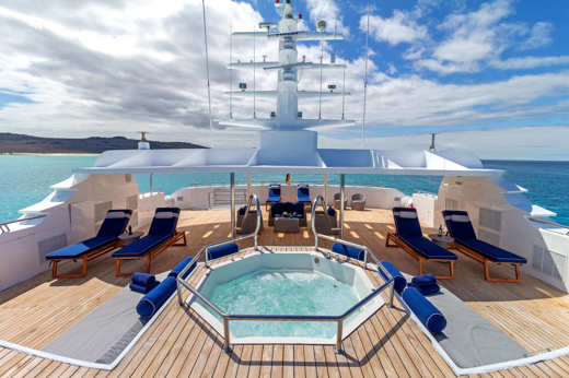 The spacious sun deck