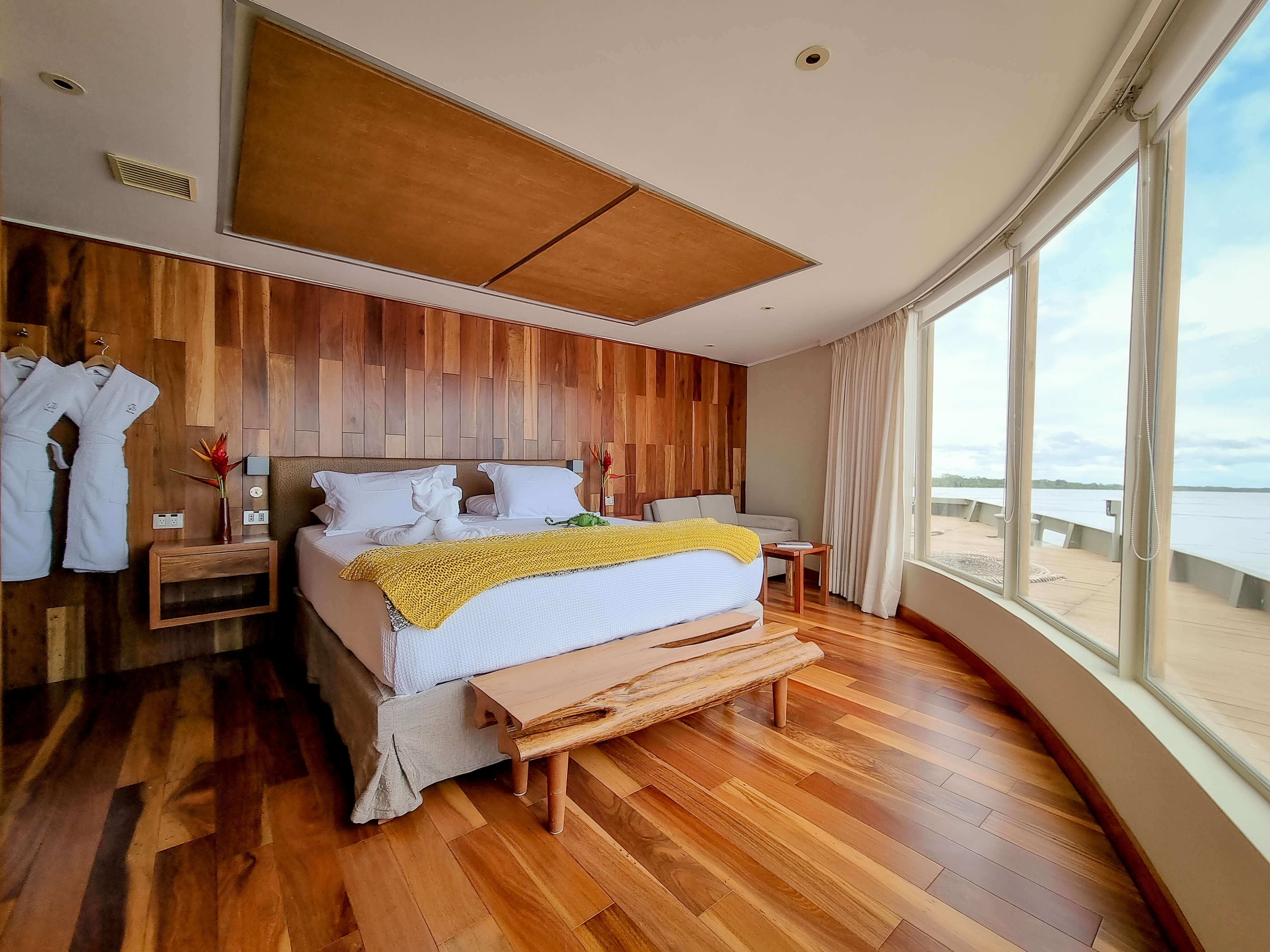 Corner suite