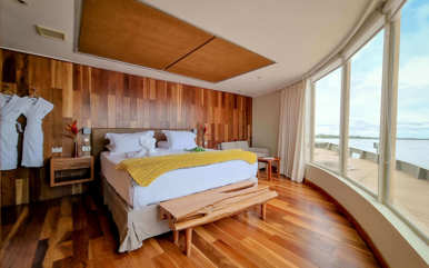 Corner suite
